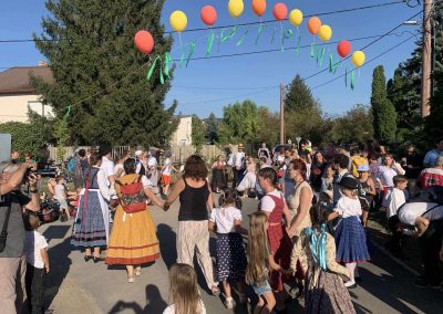Közös tánc felnőtekkel és gyermekekkel