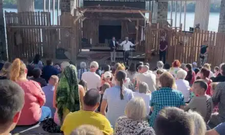 Videó: átadták a víziszínpadot